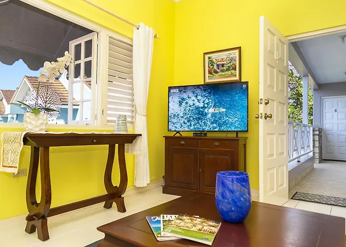 Silver Palms Charming 1br Retreat Private Pool Apartment